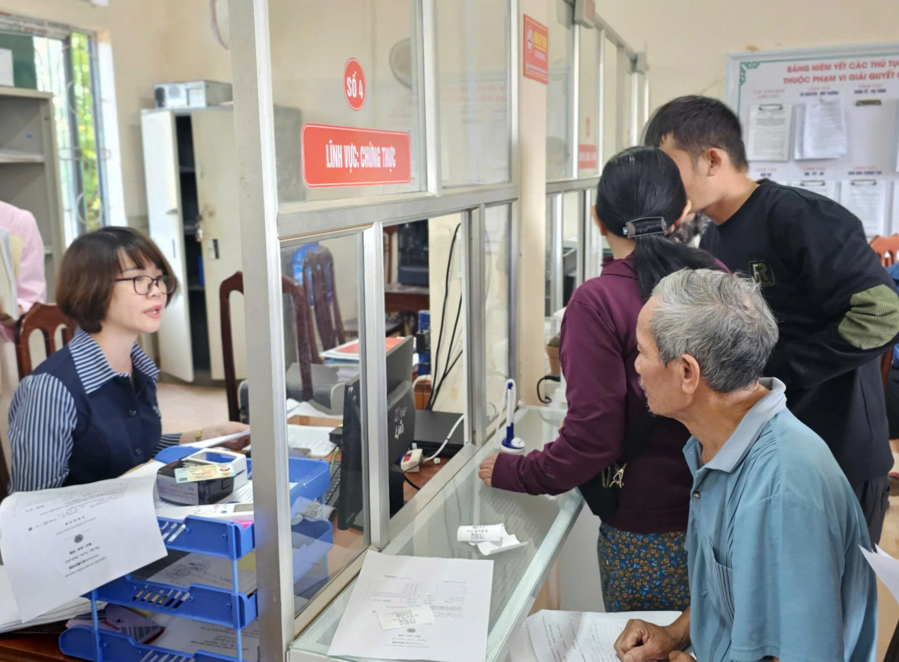 Cán bộ, công chức xã Lệ Ninh giải quyết các thủ tục hành chính cho người dân - Ảnh: N.H