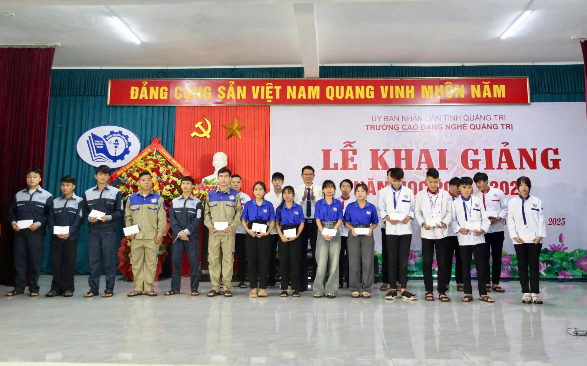 Trường cao đẳng Nghề Quảng Trị khen thưởng cho tân học sinh, sinh viên thủ khoa đầu vào các ngành nghề năm học 2025-2026 - Ảnh: M.Đ