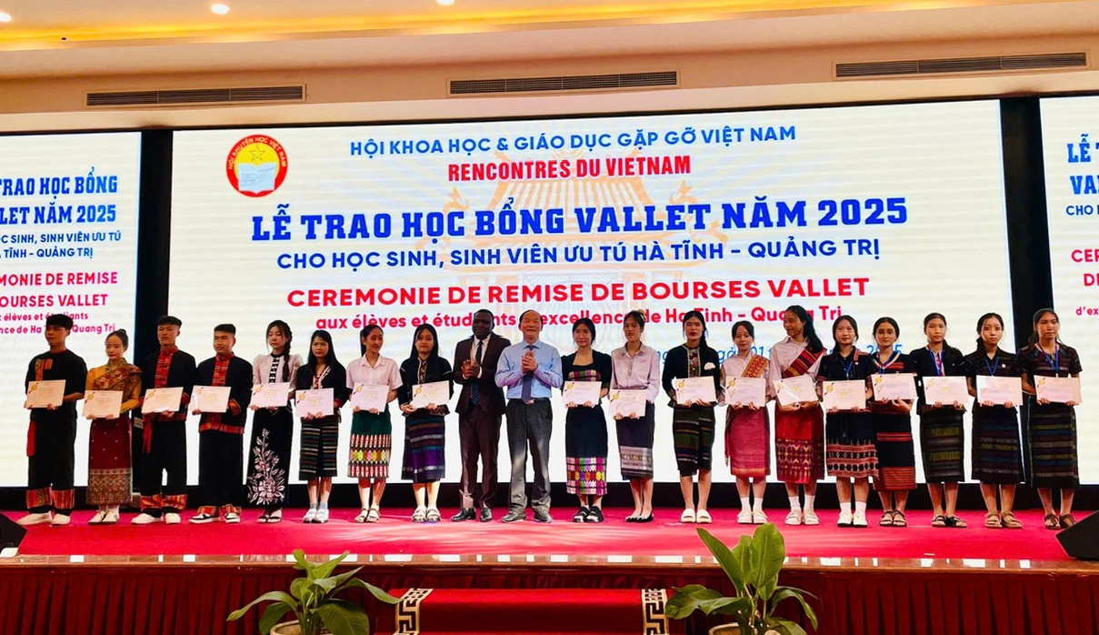 Lễ trao học bổng Vallet năm 2025 cho học sinh, sinh viên ưu tú để tiếp thêm động lực học tập cho các em - Ảnh: M.H
