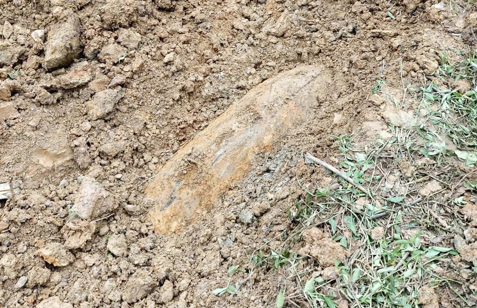 Quả bom vừa được phát hiện tại xã Tuyên Lâm - Ảnh: CTV