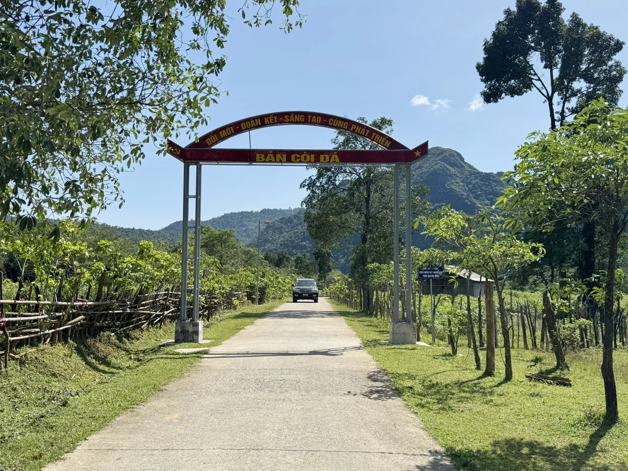 Tuyến đường vào bản Còi Đá, xã Ngân Thủy được đầu tư xây dựng để phát triển các tuyến du lịch - Ảnh: N.H