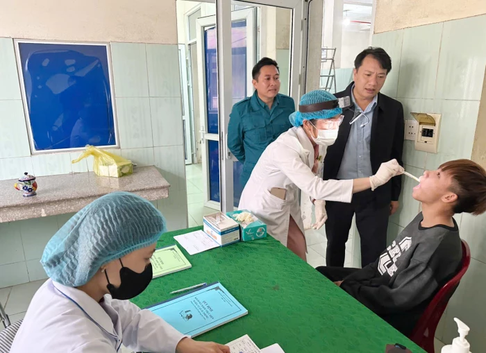 Hơn 80 thanh niên xã Minh Hóa khám tuyển nghĩa vụ quân sự và Công an