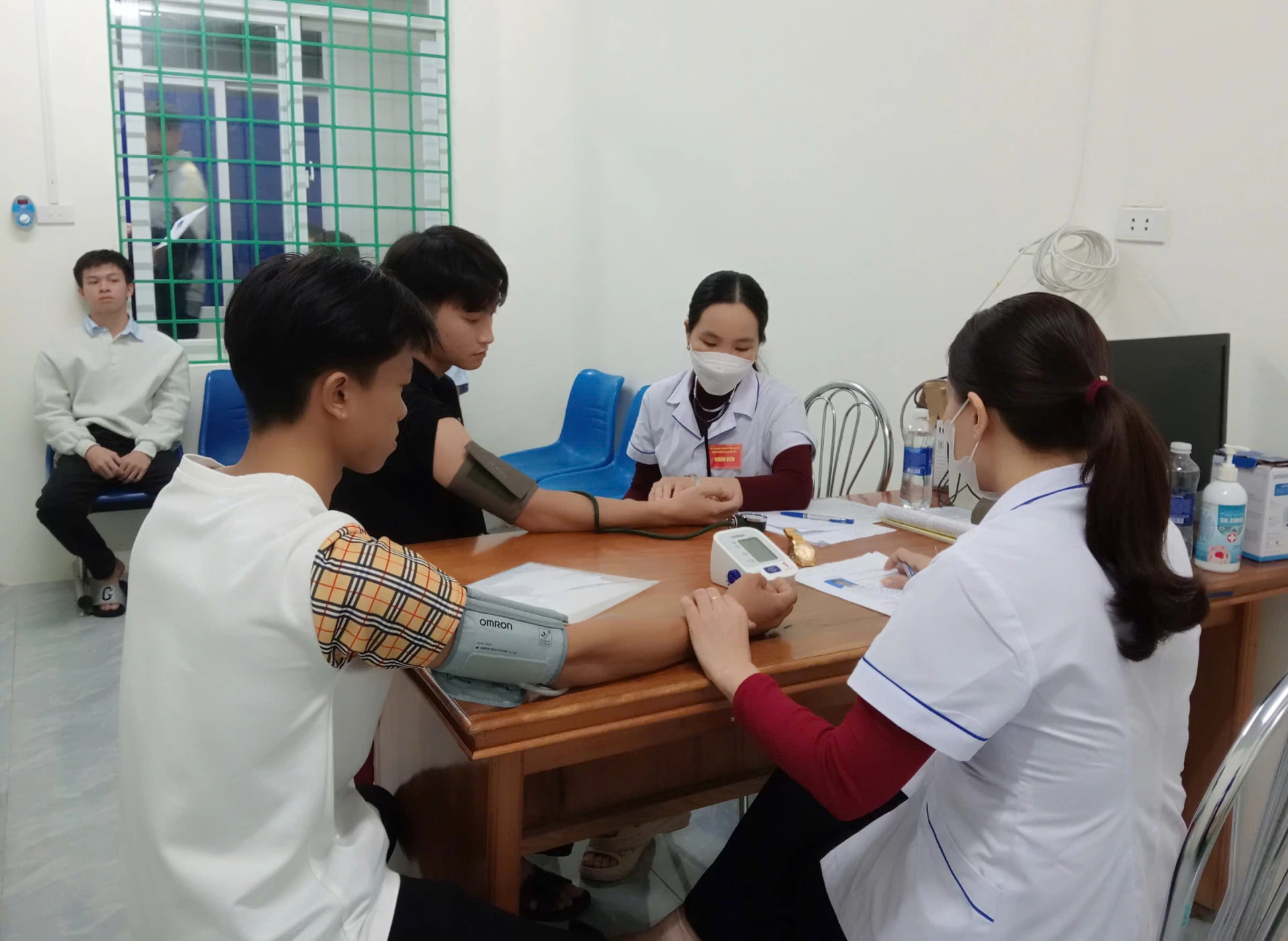 Các công dân xã Cam Hồng được kiểm tra sức khoẻ - Ảnh: N.H