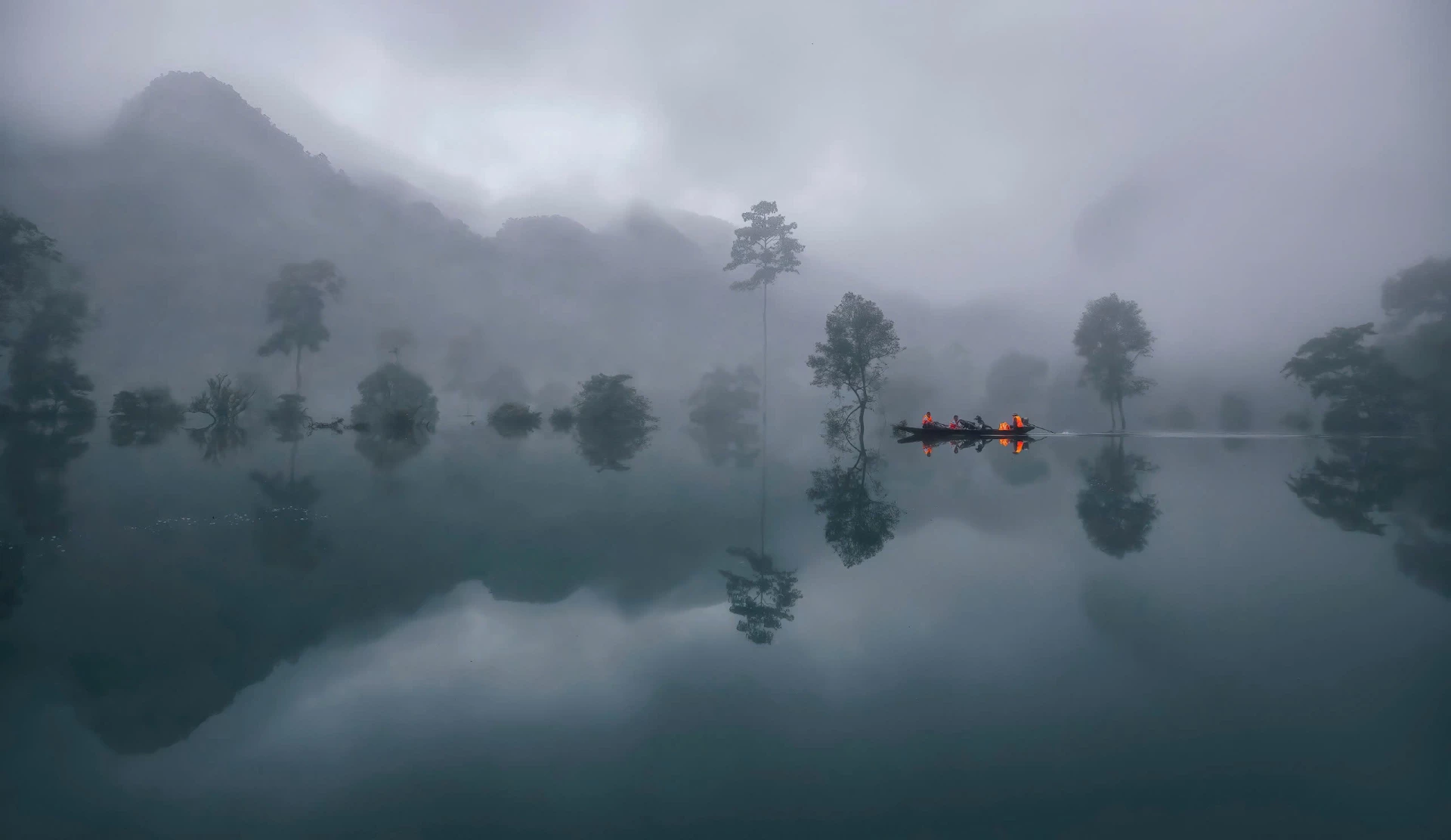 Tác phẩm “Đi qua mùa lũ” của NSNA Lê Đức Thành đoạt huy chương bạc tại Liên hoan Ảnh Nghệ thuật Truyền thống TP. Hồ Chí Minh lần thứ 50. Ảnh: NVCC