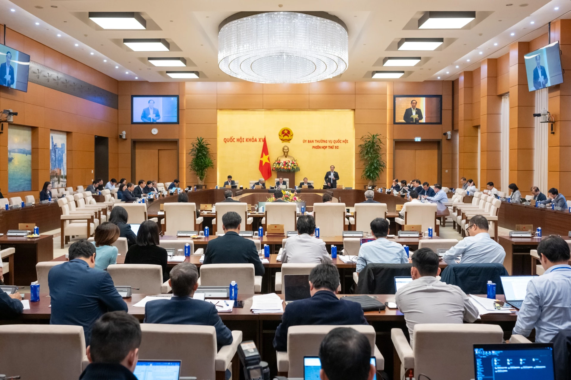 Quang cảnh phiên họp.