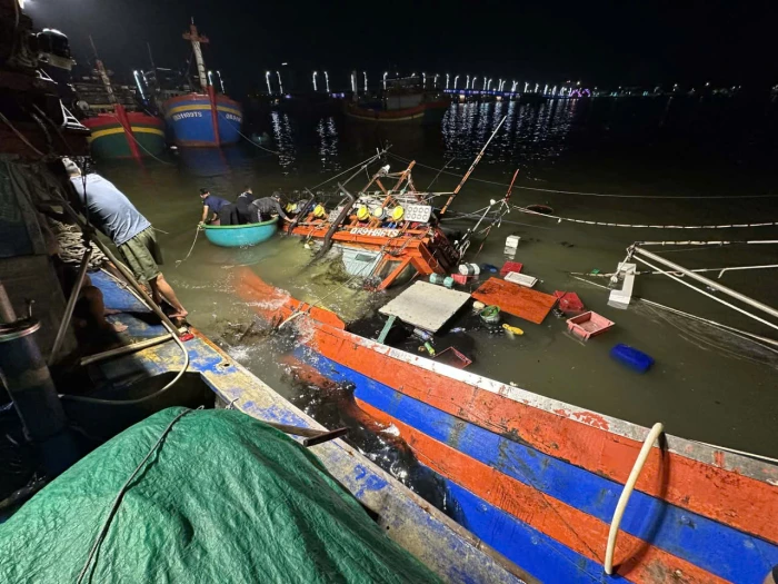 Tàu cá bất ngờ bị chìm khi đang neo đậu trên sông Nhật Lệ