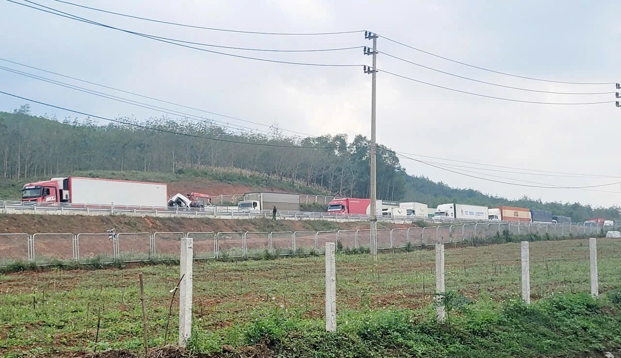 Tuyến cao tốc theo hướng Bắc - Nam bị ùn tắc kéo dài nhiều Km - Ảnh: T.Đ