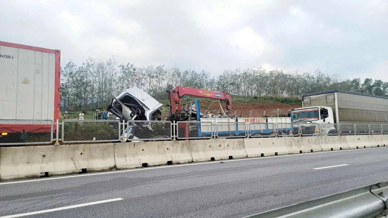 Hiện trường vụ tai nạn giao thông trên tuyến cao tốc Bắc - Nam - Ảnh: T.Đ