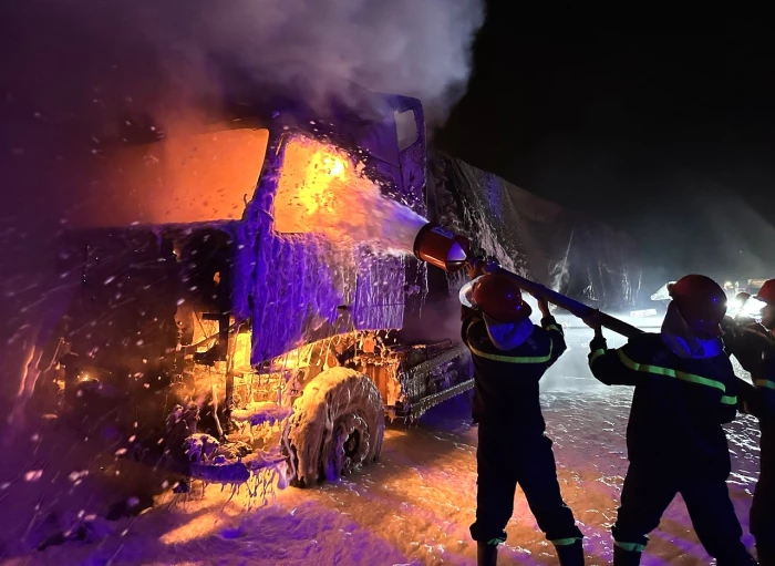 Cháy xe ô tô đầu kéo trên cao tốc Cam Lộ - Vạn Ninh