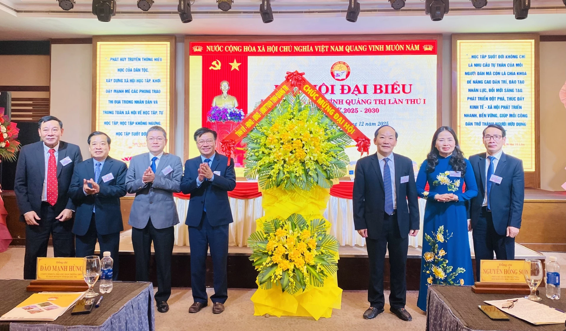 Các đồng chí lãnh đạo tỉnh tặng hoa chúc mừng Đại hội - Ảnh: T.L