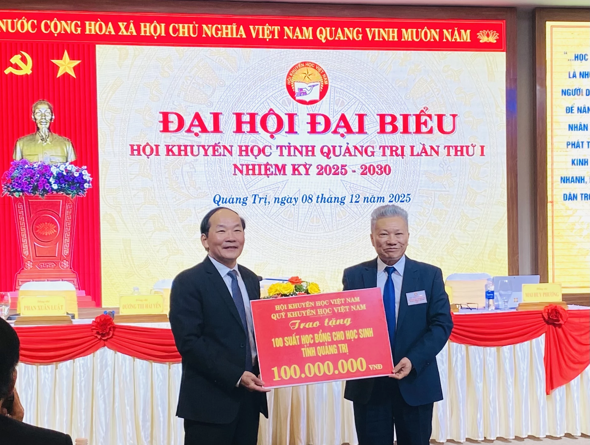 Nhiều đơn vị ủng hộ vào Qũy Khuyến học tỉnh - Ảnh: T.L