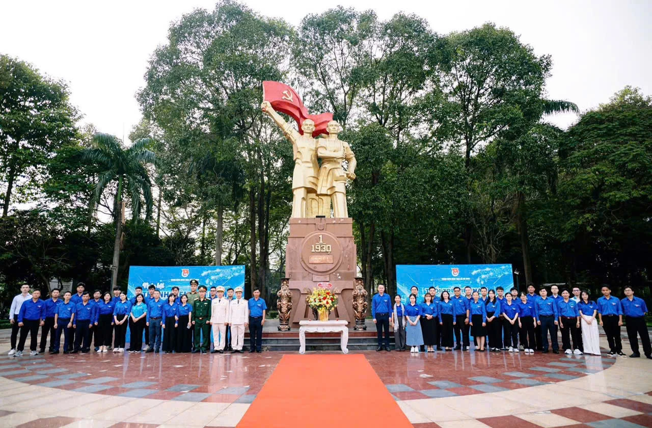 Các thanh niên tham gia các hoạt động về nguồn trong khuôn khổ chương trình - Ảnh: T.L