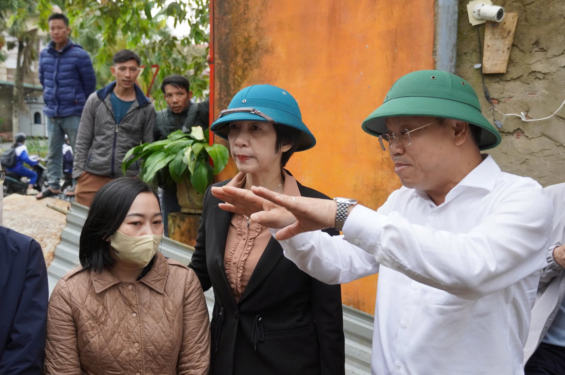 Đồng chí Lê Đức Tiến, Phó Chủ tịch UBND tỉnh kiểm tra hiện trường sạt lở, sụt trượt ở xã Khe Sanh