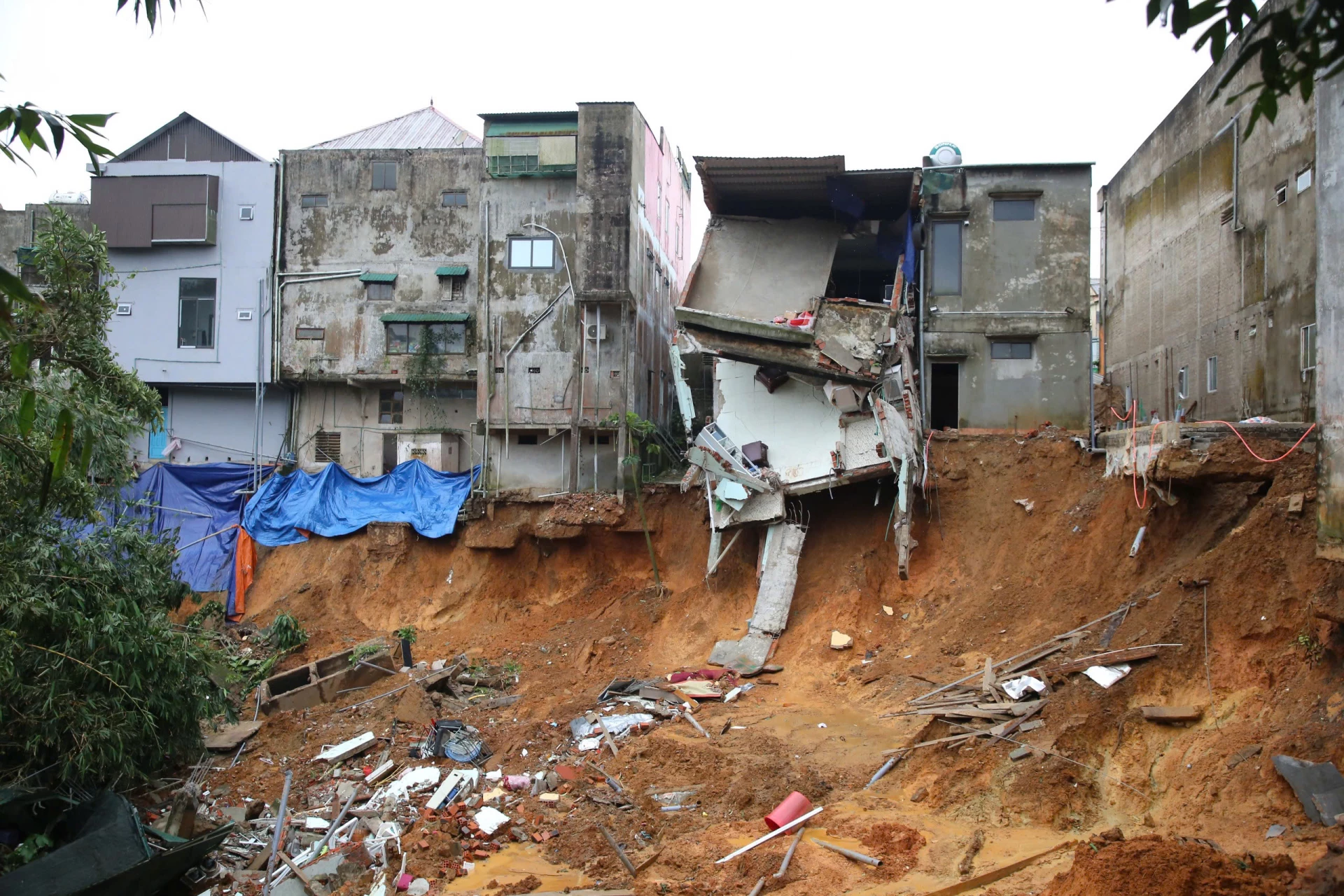 Nhiều ngôi nhà kiên cố ở xã Khe Sanh bị hư hỏng nặng do sạt lở, sụt trượt