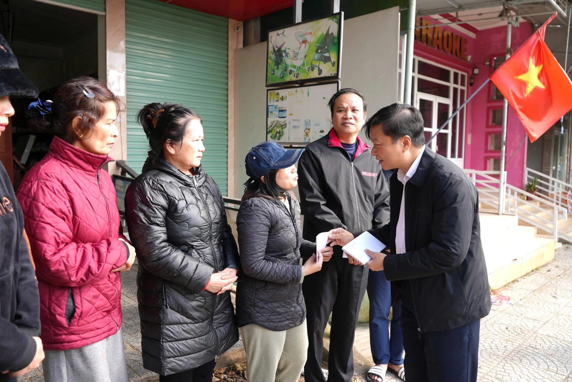 Đồng chí Lê Hồng Vinh, Chủ tịch UBND tỉnh trực tiếp thăm hỏi, động viên các hộ dân có nhà bị sạt lở, sụt trượt ở xã Khe Sanh