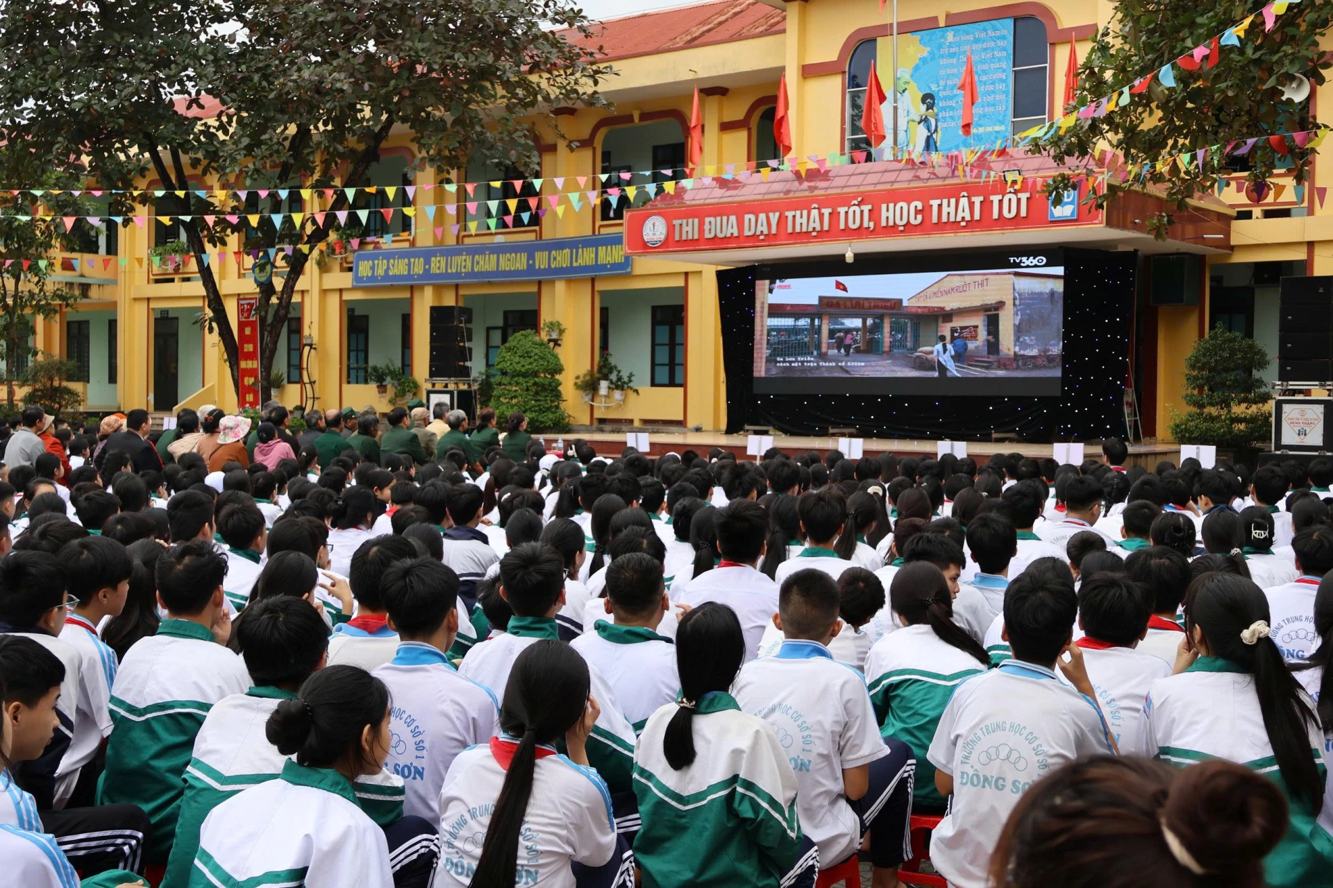 Buổi chiếu phim Mưa đỏ tại Trường THCS Đồng Sơn thu hút sự quan tâm của đông đảo học sinh - Ảnh: M.H
