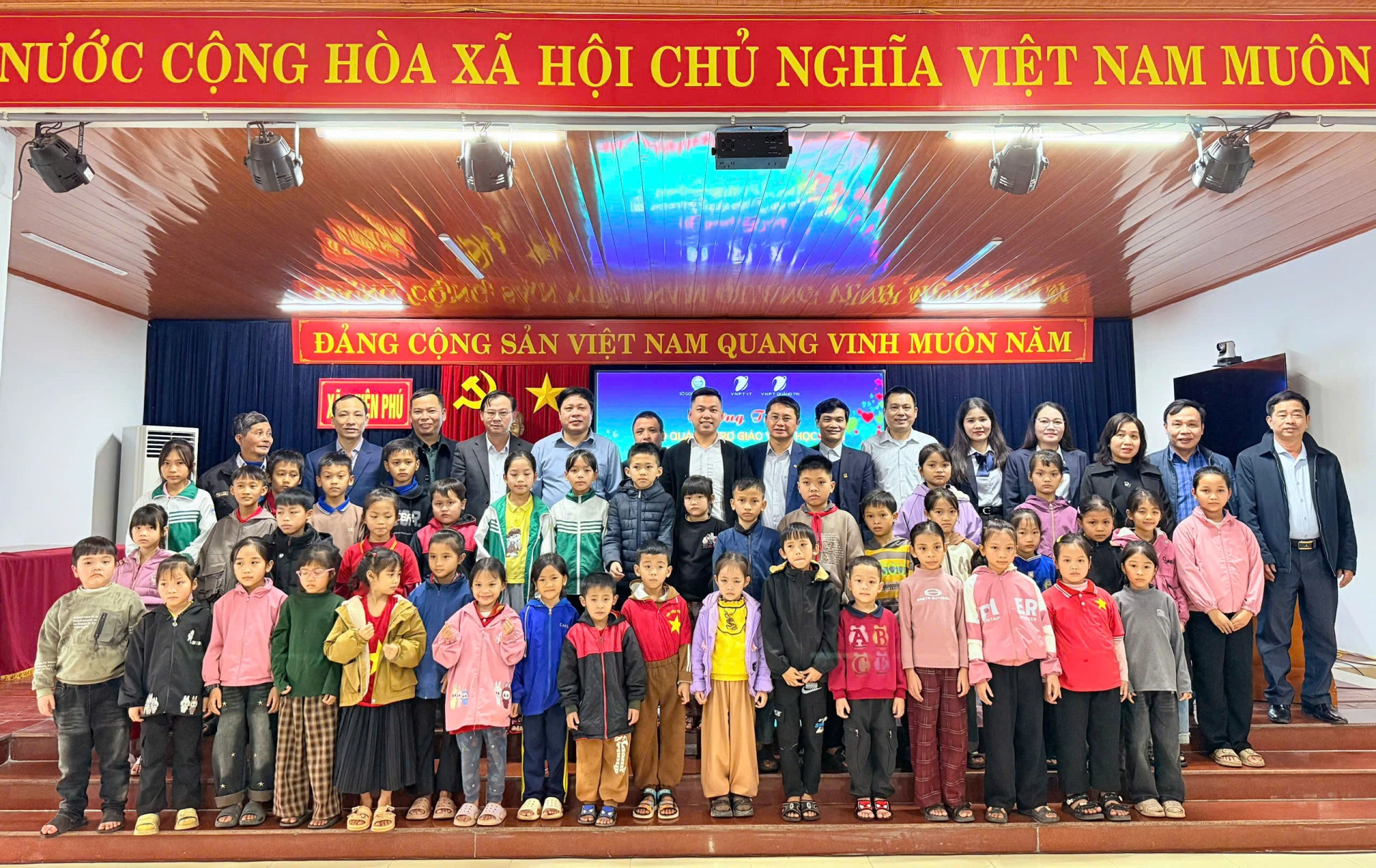 Đại diện Sở GD-ĐT tỉnh Quảng Trị, Công đoàn VNPT - IT, VNPT Quảng Trị và giáo viên, học sinh vùng khó (Ảnh: NH. V)