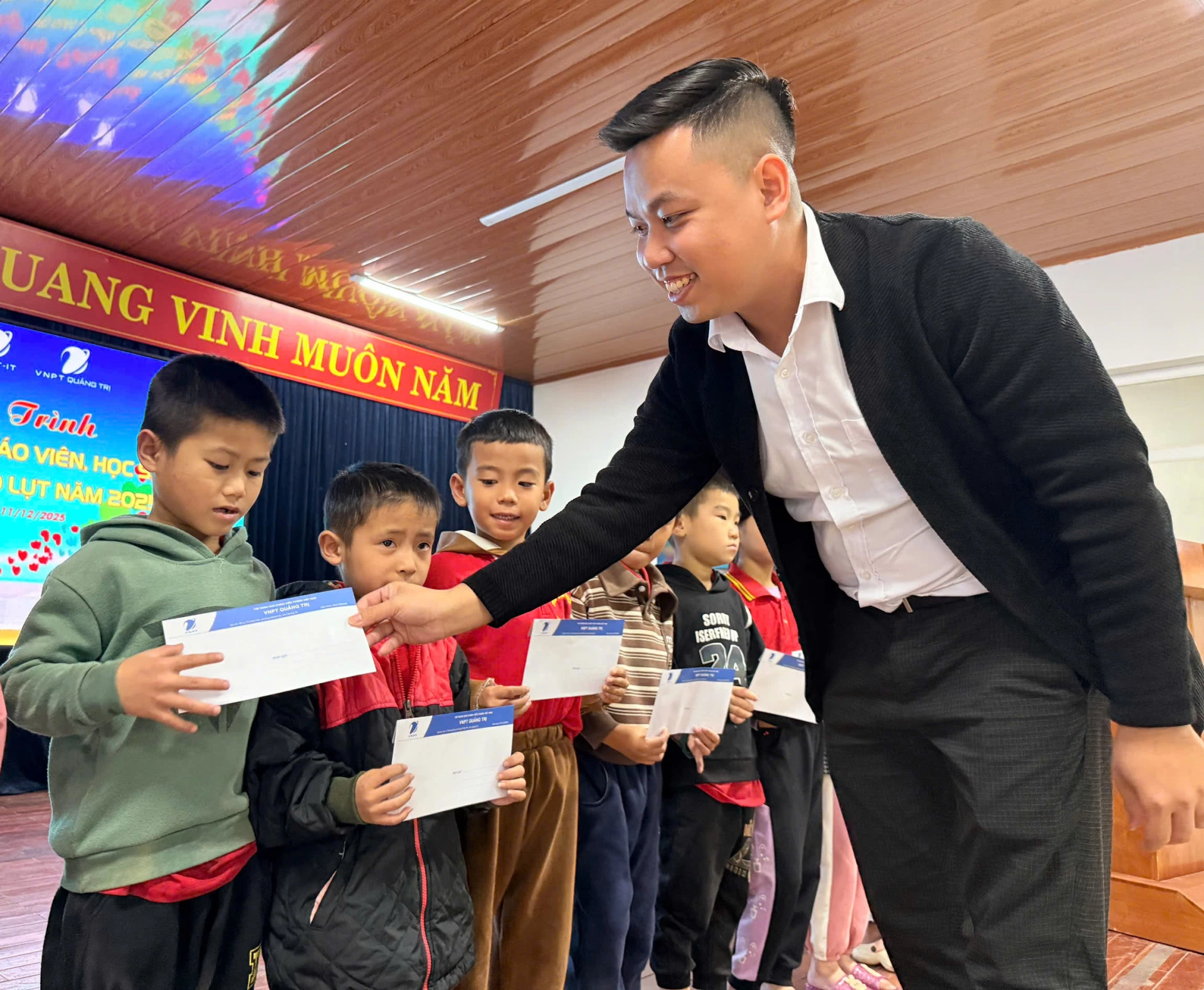 Công đoàn VNPT - IT, VNPT luôn đồng hành với ngành Giáo dục Quảng Trị trong nhiều hoạt động thiết thực (Ảnh: NH. V)