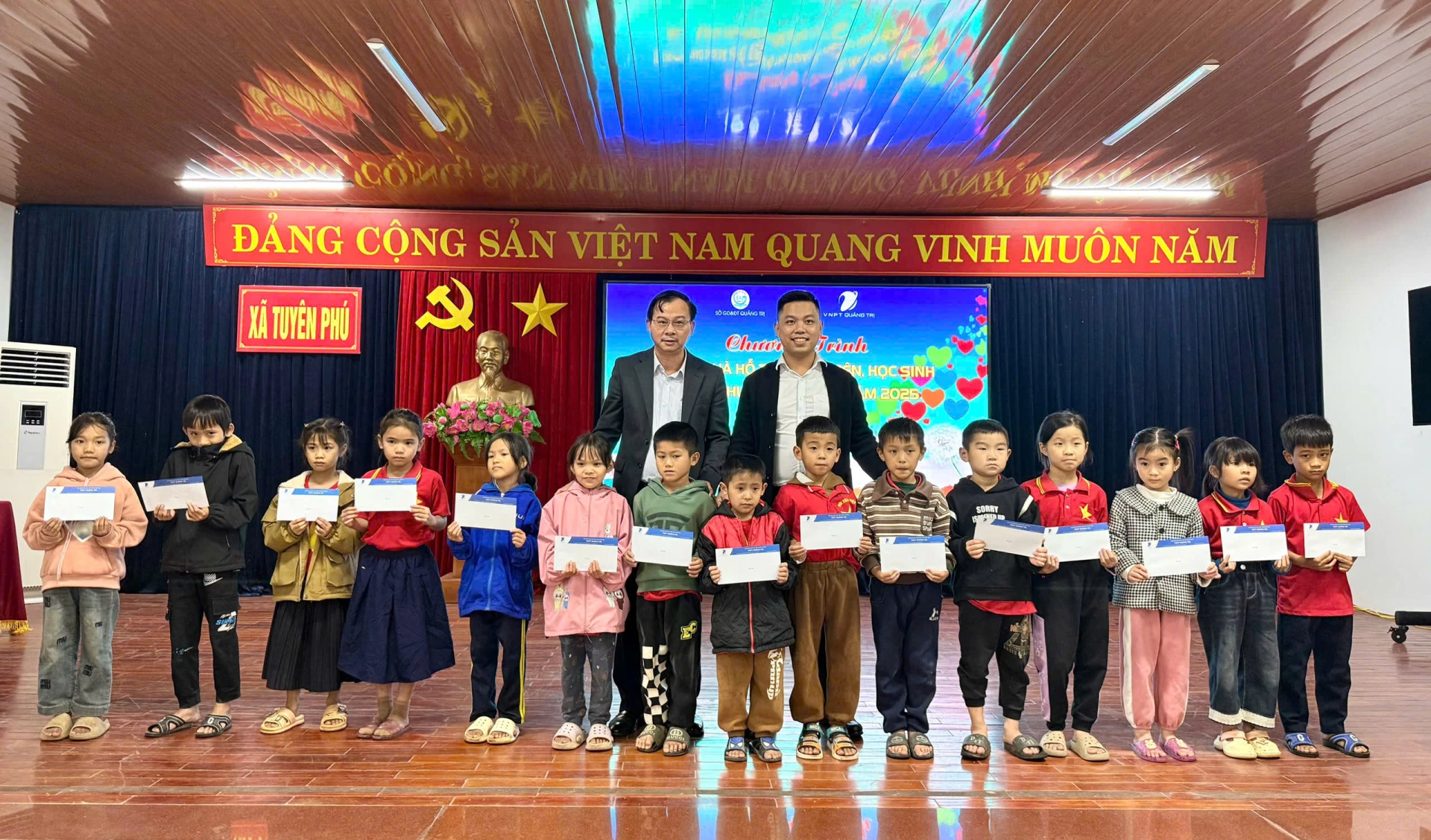 130 suất quà được trao tận tay các thầy cô và học sinh xã Tuyên Phú (Ảnh: NH. V)