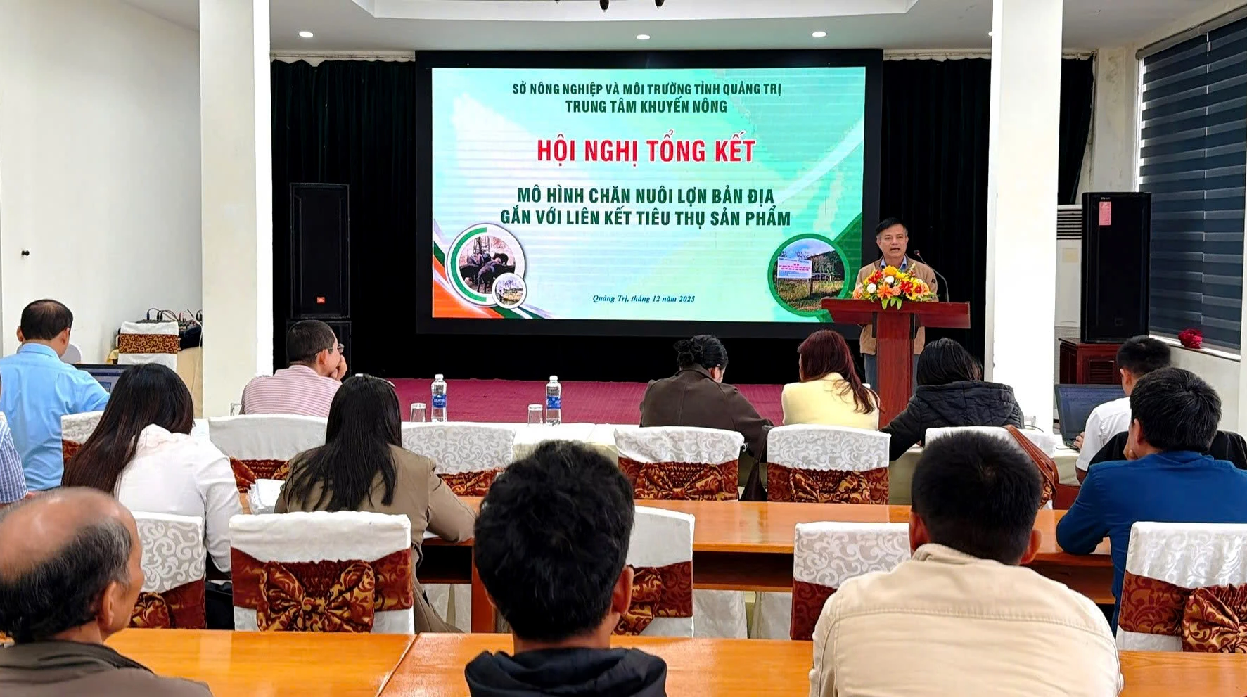 Hội nghị tổng kết mô hình chăn nuôi lợn bản địa Vân Pa-Ảnh: T.Long.