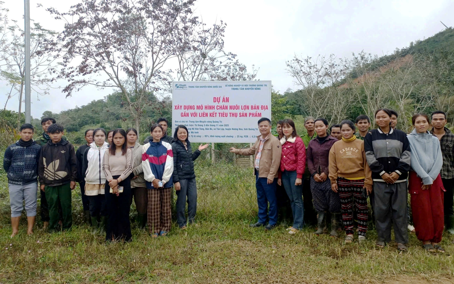Các đại biểu tham quan mô hình trình diễn nuôi lợn Vân Pa tại xã Tân Lập-Ảnh: T.Long.