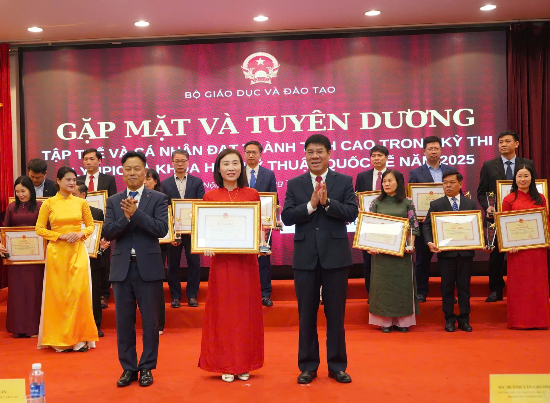 Bộ Giáo dục-Đào tạo tặng Bằng khen cho Trường THPT Quảng Trị