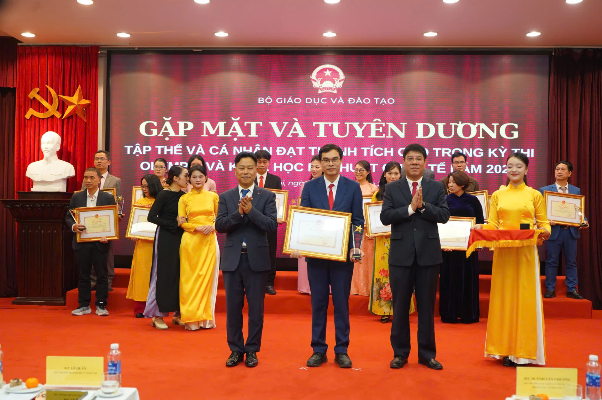 Thầy giáo Lê Công Long (Trường THPT Quảng Trị) được vinh danh tại buổi gặp mặt