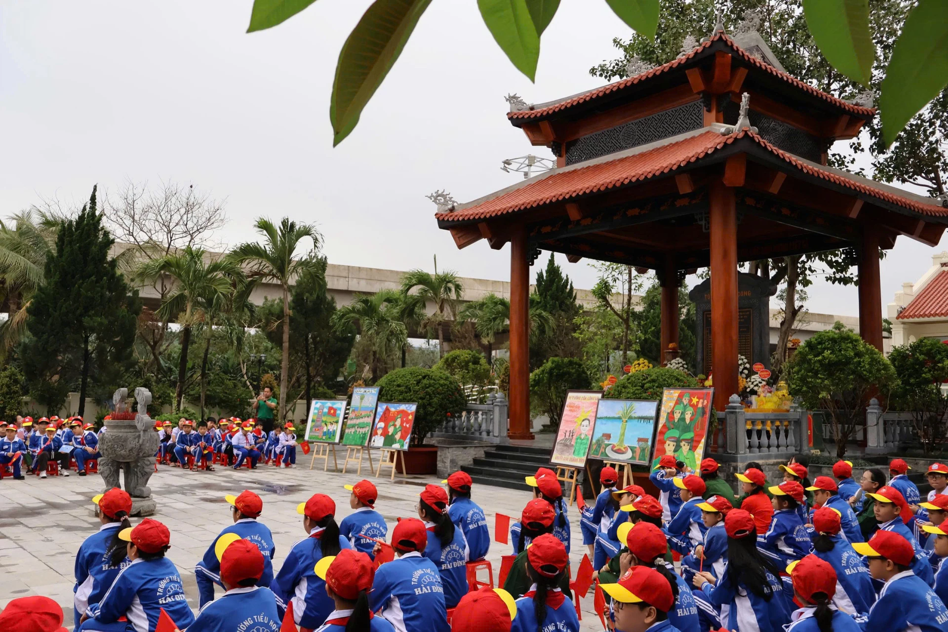 Học sinh Trường tiểu học Hải Đình tham dự buổi sinh hoạt truyền thống tại Di tích lịch sử Bến phà Long Đại - Ảnh: M.H