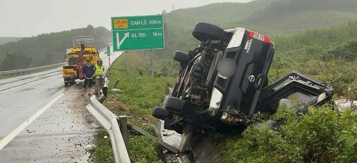 Ô tô bán tải bị lật nghiêng sau khi mất lái - Ảnh: CTV