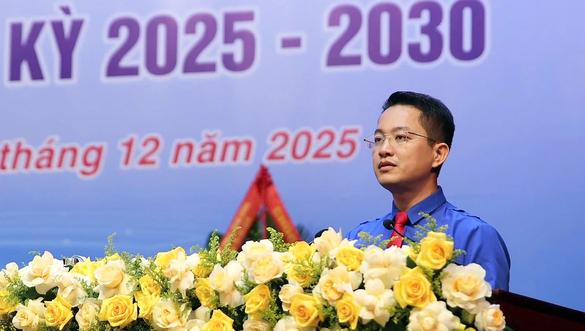 Đồng chí Đinh Trung Hiếu, Phó Bí thư Tỉnh đoàn trình bày Báo cáo Chính trị tại Đại hội - Ảnh: N.M