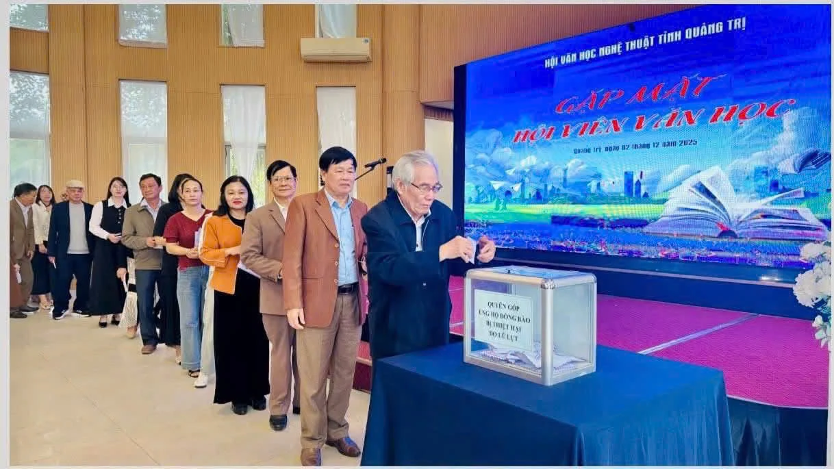 Hội viên Phân hội Văn học quyên góp ủng hộ đồng bào bị thiệt hại do bão, lũ - Ảnh: Nh.V