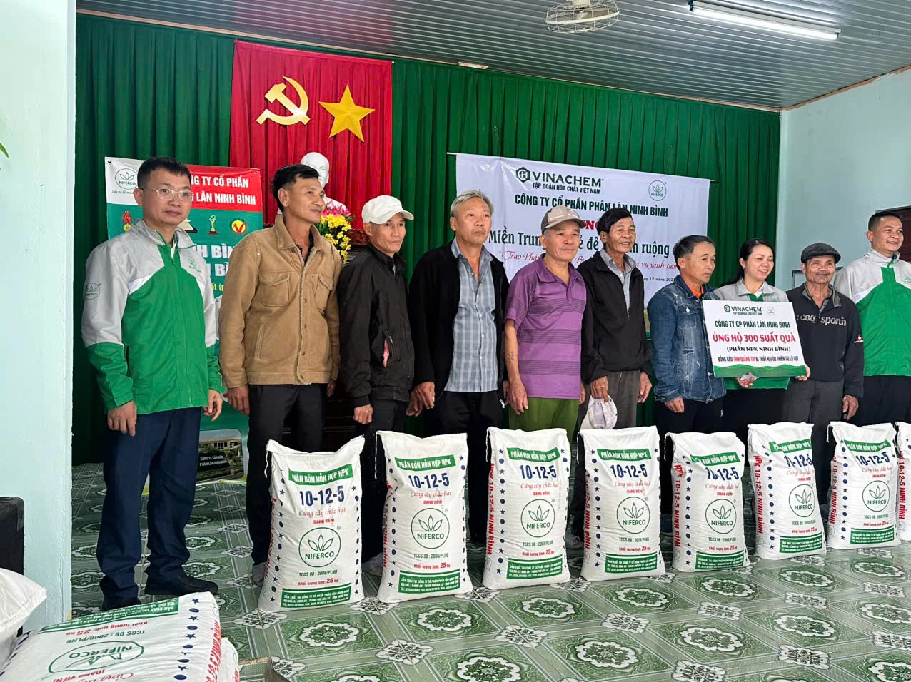 Lãnh đạo Công ty Cổ phần phân bón Ninh Bình tặng phân bón cho nông dân HTX Câu Nhi, xã Nam Hải Lăng. Ảnh: Việt Anh