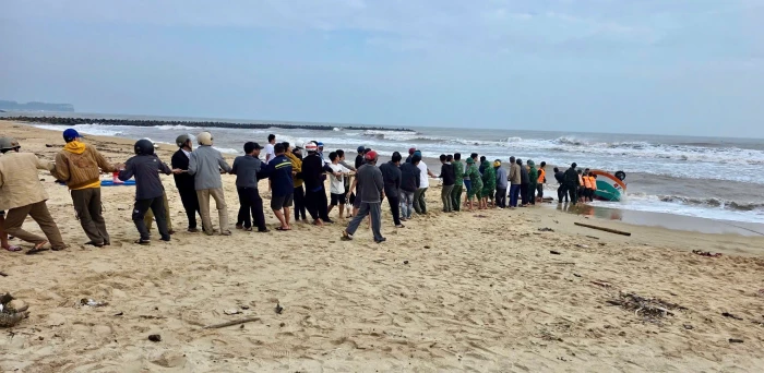 Tàu cá dạt vào bờ biển còn nguyên ngư lưới cụ, ngư dân nghi mất tích