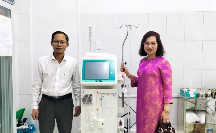 Trao tặng máy chạy thận nhân tạo cho Bệnh viện Đa khoa khu vực Lệ Thủy