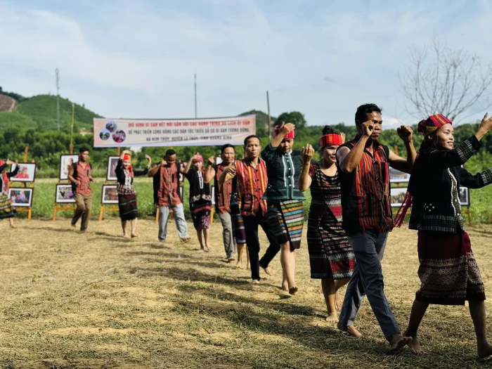 Phát huy bản sắc, mở lối sinh kế