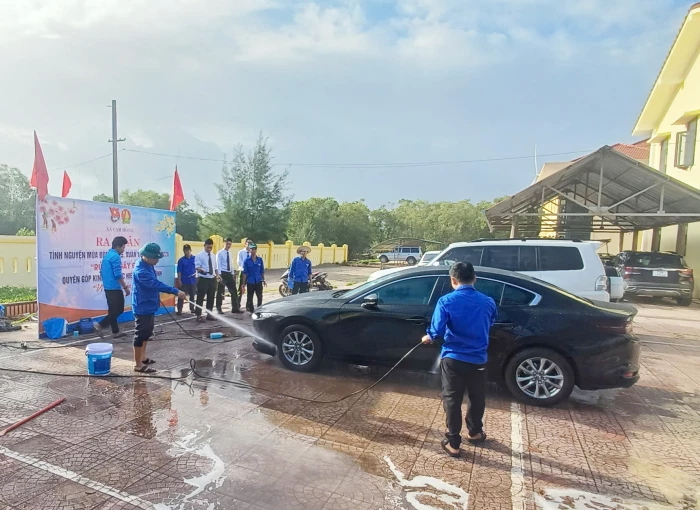 Rửa xe gây quỹ hỗ trợ học sinh có hoàn cảnh khó khăn trong dịp Tết Nguyên đán