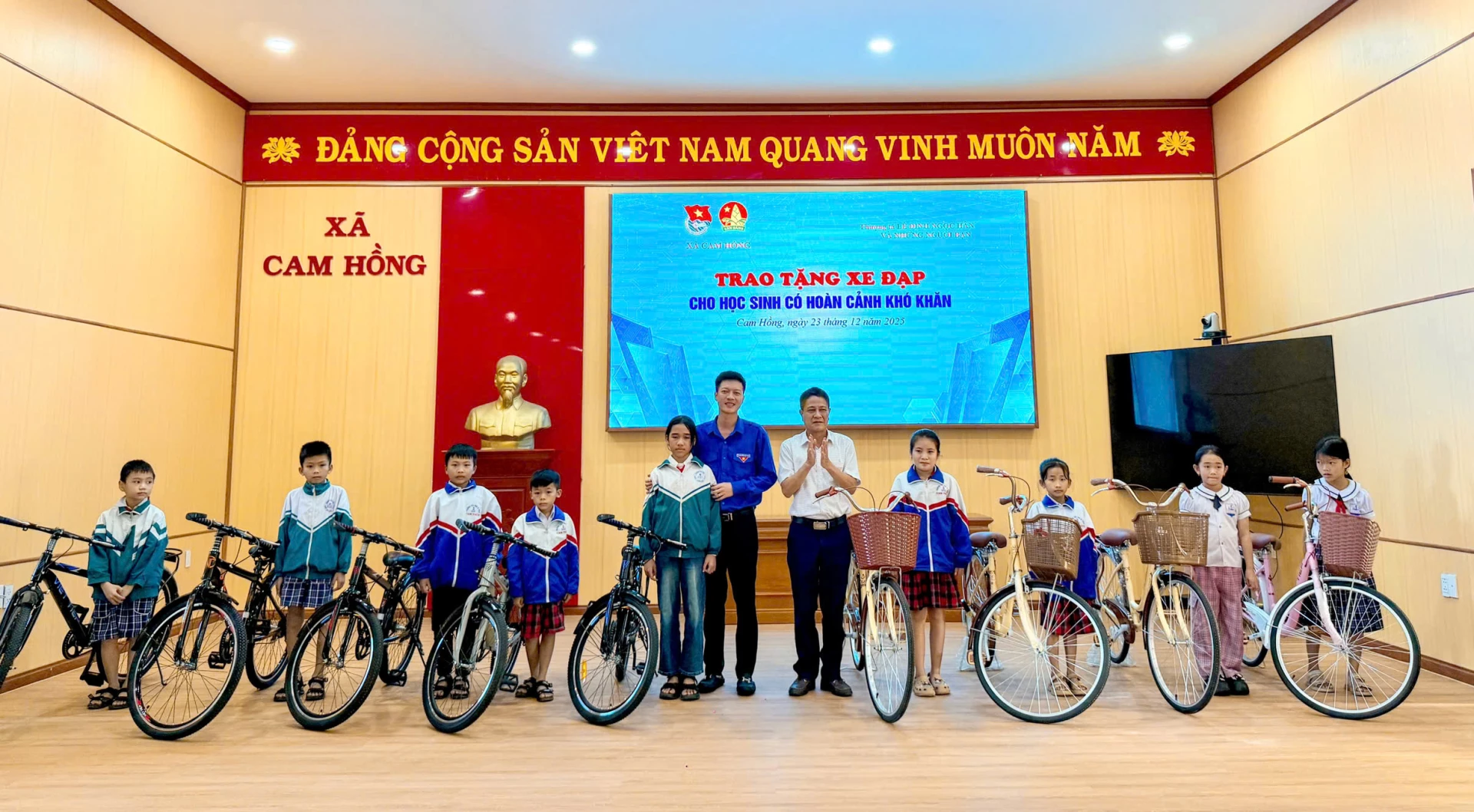 Trao tặng xe đạp cho học sinh có hoàn cảnh khó khăn trên địa bàn xã Cam Hồng - Ảnh: N.H