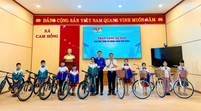 Xã Cam Hồng trao tặng 25 chiếc xe đạp cho học sinh có hoàn cảnh khó khăn
