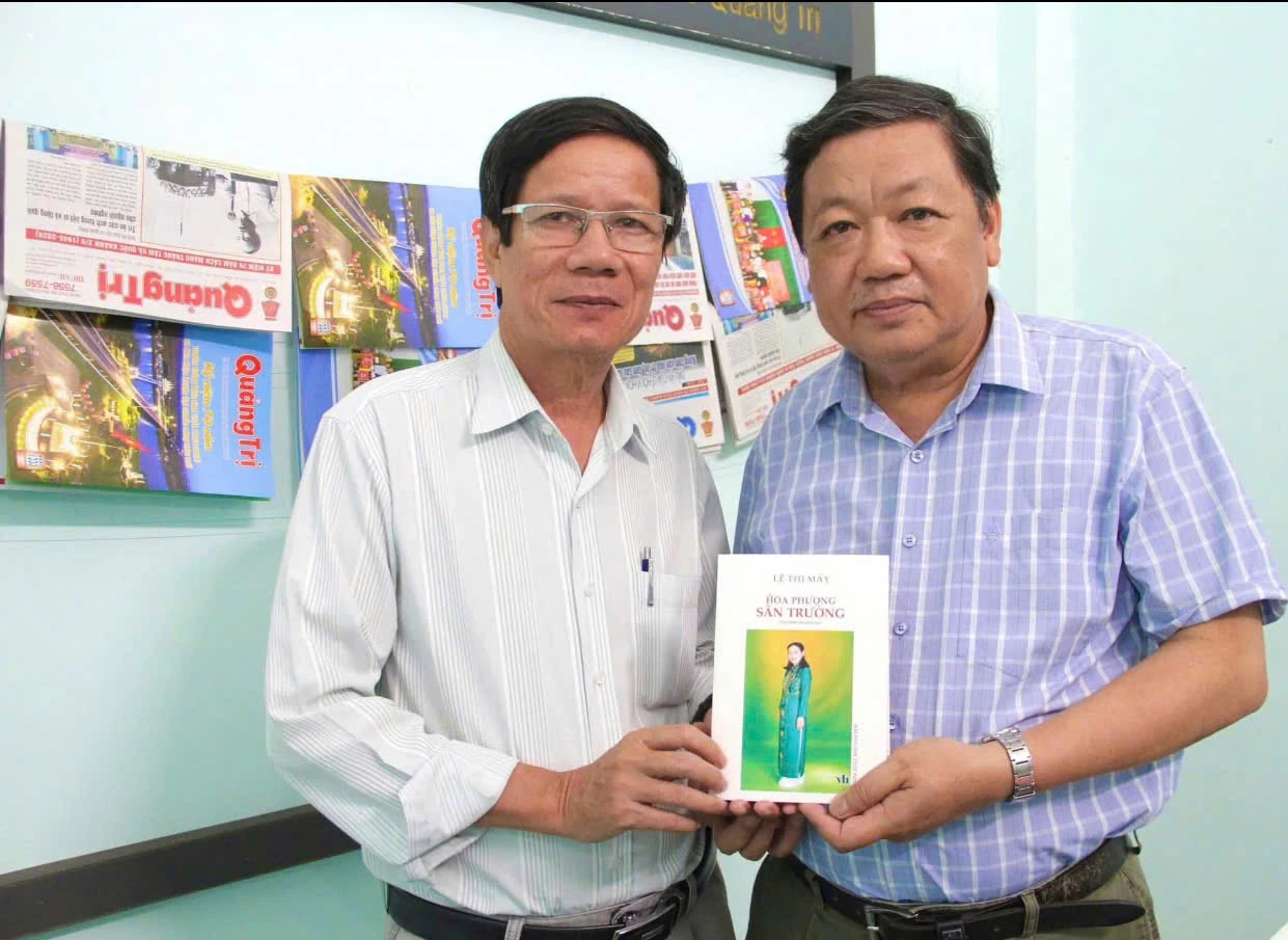 Nhà thơ Võ Văn Luyến (bên trái) nhận sách từ nhà báo Minh Tứ - nguyên Chủ tịch Hội Nhà báo tỉnh Quảng Trị (cũ) - tặng phòng đọc Khát vọng Hòa Bình - Ảnh: P.X.D