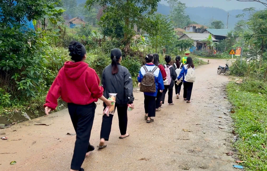 Học sinh ở bản Kè được vận động quay trở lại trường - Ảnh: X.V