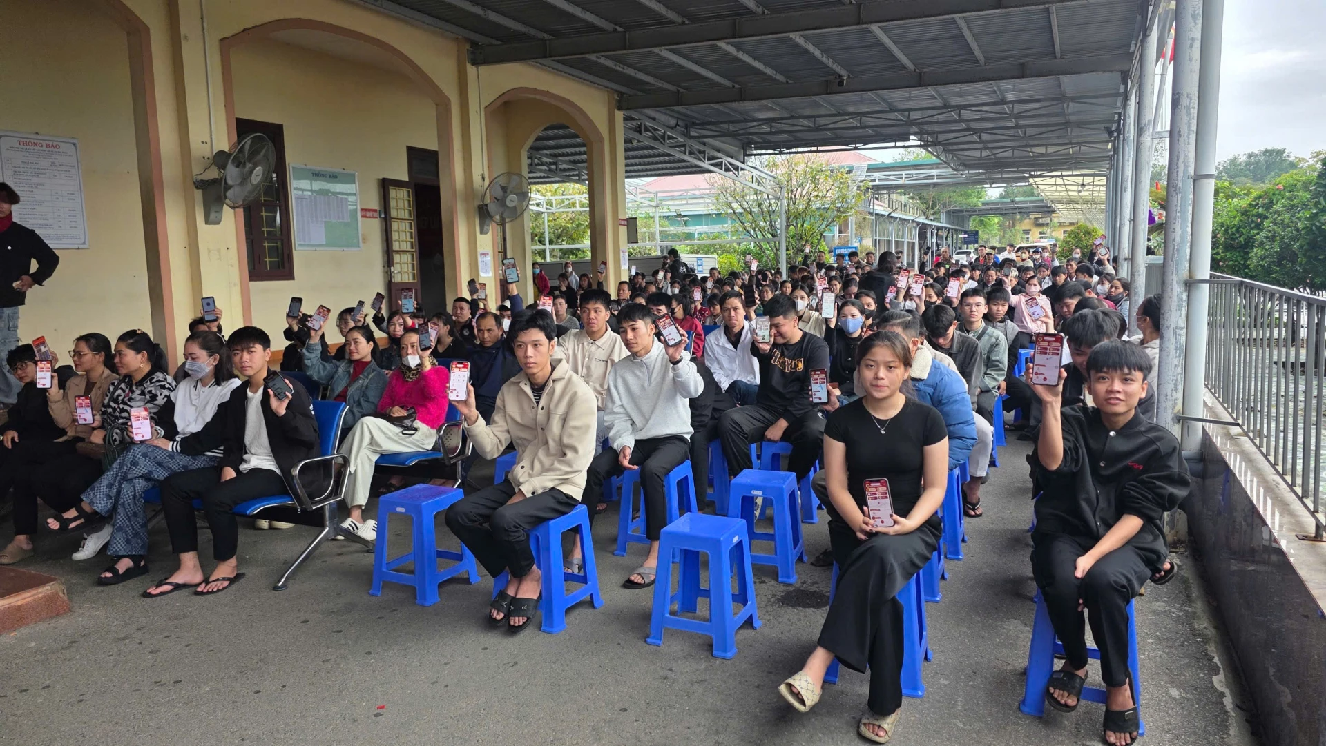 Thí sinh tham dự một kỳ sát hạch cấp giấy phép lái xe cài đặt ứng dụng VNeTraffic - Ảnh: T.L