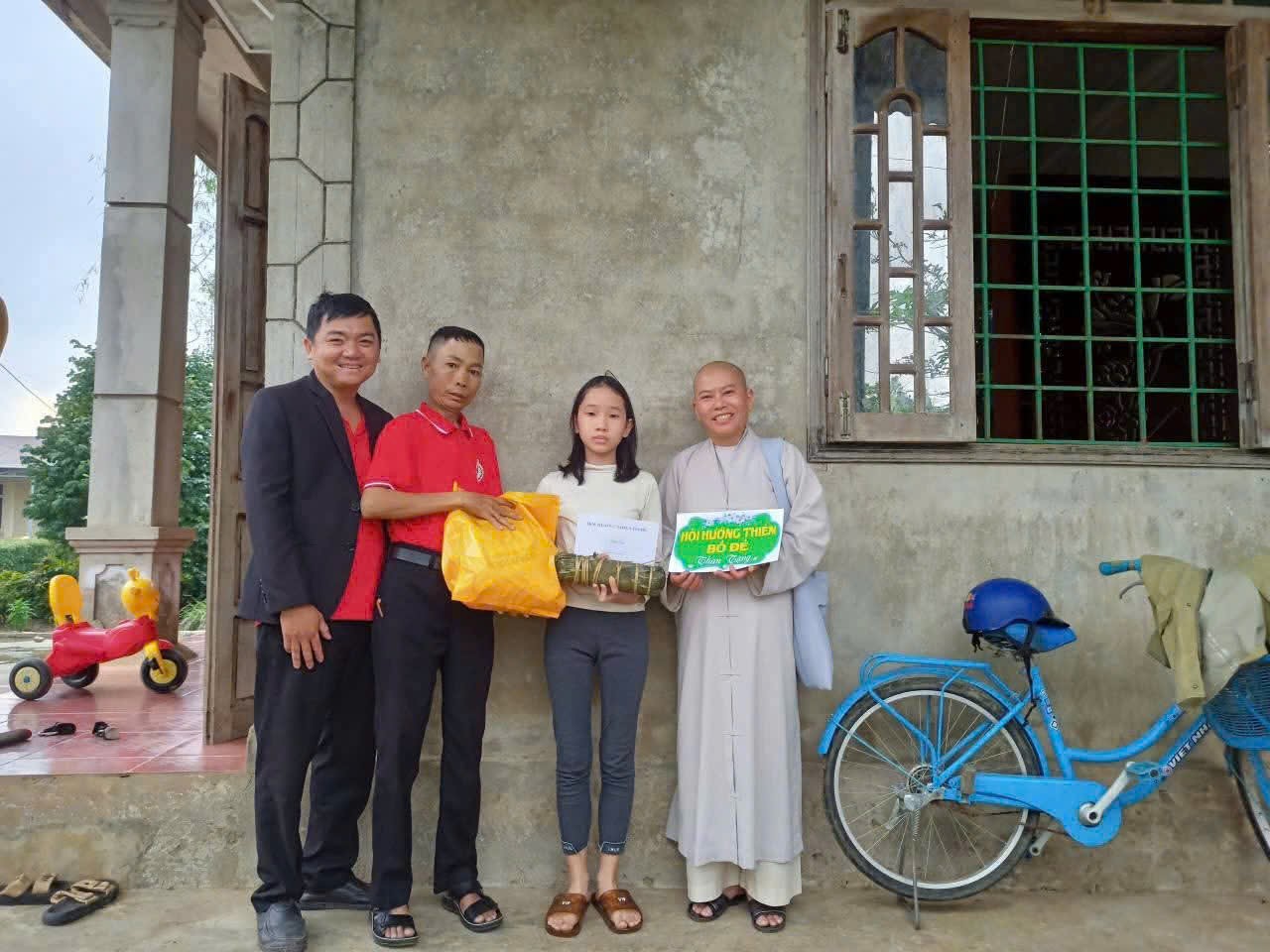 Anh Trương Văn Bình (thứ 2 từ trái qua) tham gia hoạt động hỗ trợ tình nguyện cộng đồng - Ảnh: N.L