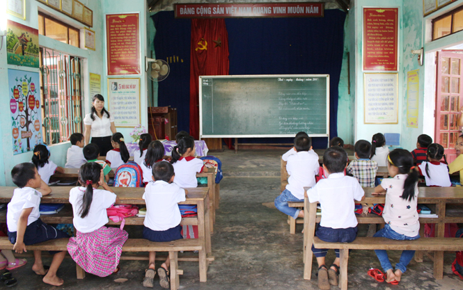 Mượn nhà văn hóa thôn làm lớp học