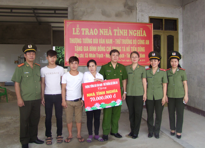 Trao tặng tiền của Thứ trưởng Bùi Văn Nam hỗ trợ xây dựng nhà tình nghĩa