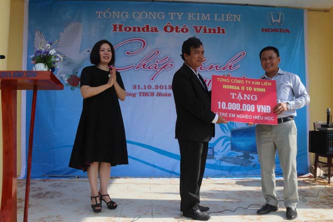 Honda Ô tô Vinh trao học bổng "Chắp cánh tương lai"