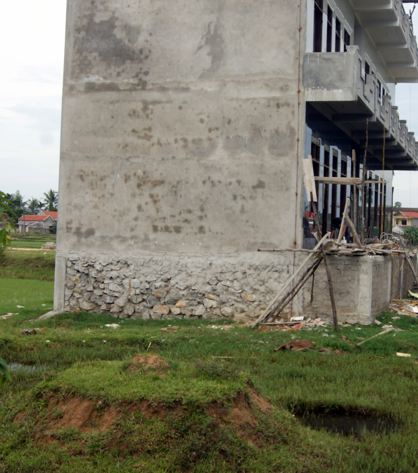 Yêu cầu Chủ tịch UBND phường Quảng Thuận ra quyết định giải quyết khiếu nại đối với ông Trần Vĩ Đông theo đúng thẩm quyền
