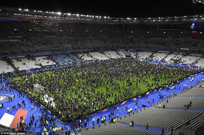 Sân Stade de France bị đánh bom, ba cổ động viên thiệt mạng
