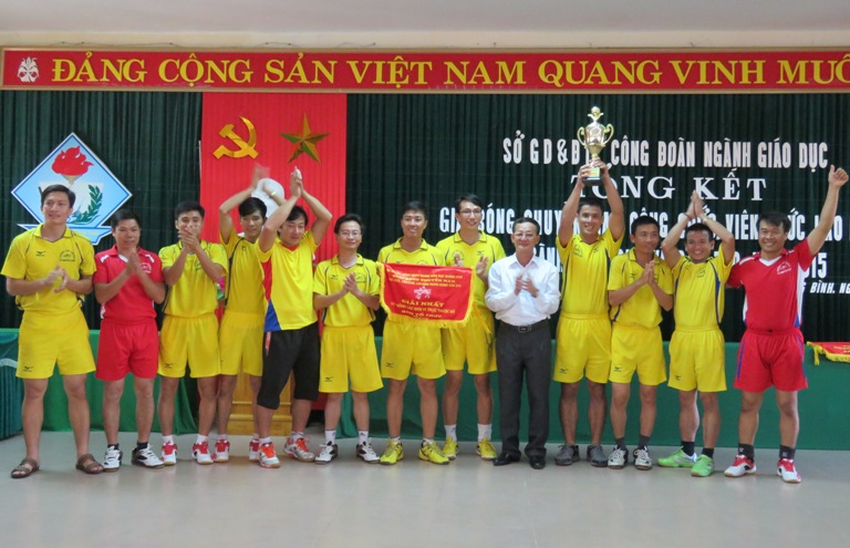 Trường THPT Võ Nguyên Giáp và Phòng Giáo dục-Đào tạo TP.Đồng Hới vô địch giải bóng chuyền nam ngành Giáo dục-Đào tạo năm 2015