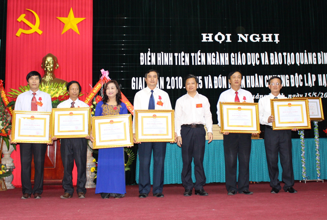 Khắc ghi lời Bác "Vì lợi ích trăm năm thì phải trồng người"