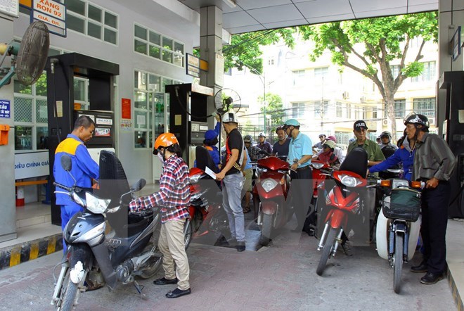 Giá xăng giảm nhẹ, thấp hơn 700 đồng so với thời điểm đầu năm